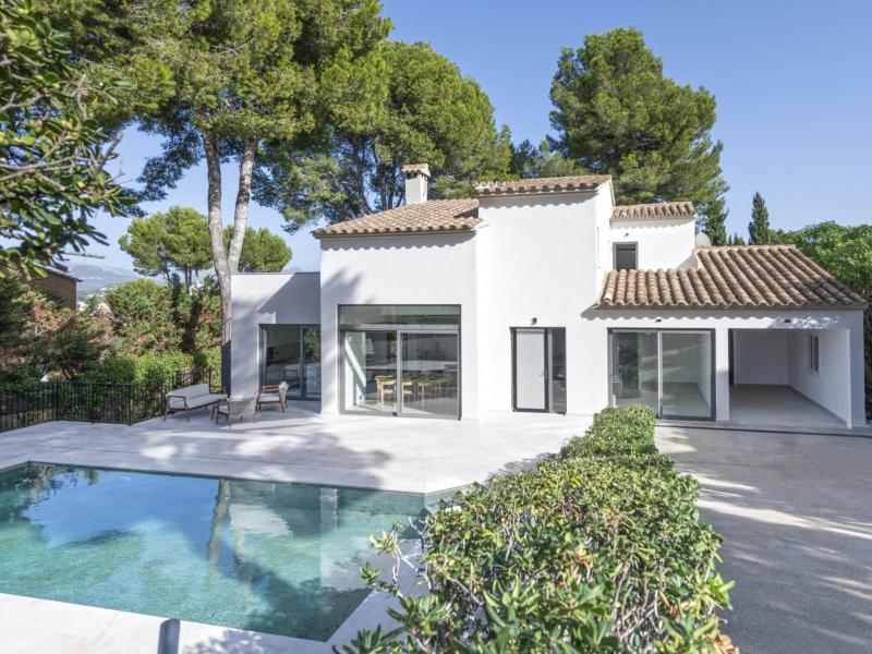 Contemporary 4-Bedroom Villa with Pool , 