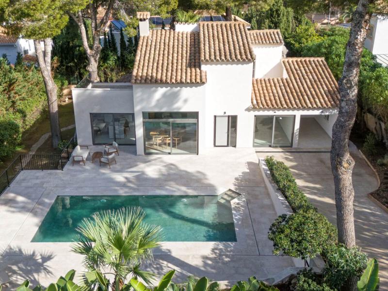 Contemporary 4-Bedroom Villa with Pool , 