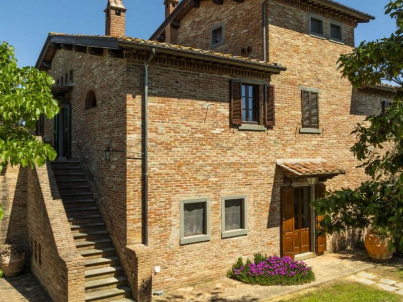 XVII-Century Tuscan Manor with Pool, Spa and Guest Houses for Sale Near Cortona , Tuscany 