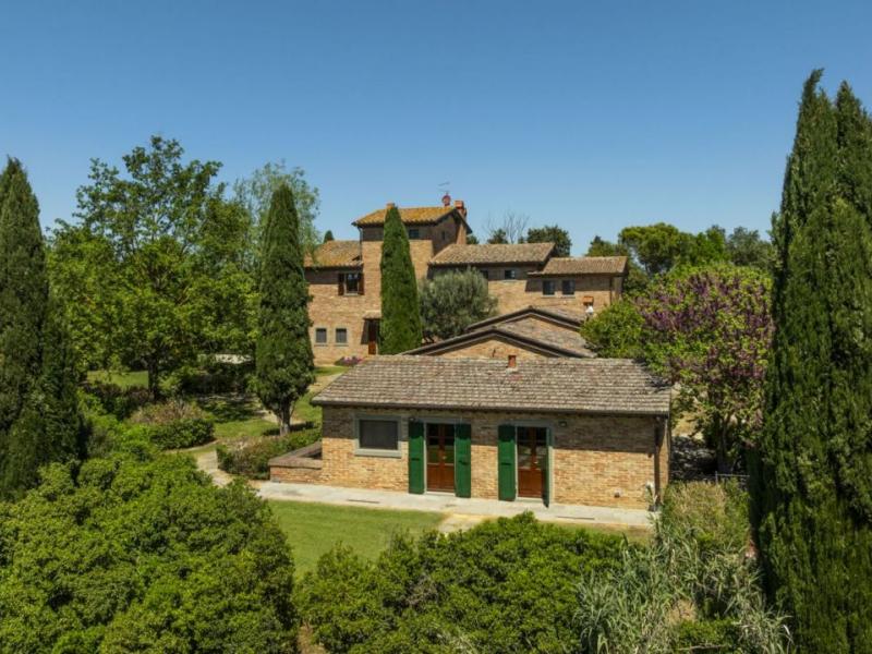 XVII-Century Tuscan Manor with Pool, Spa and Guest Houses for Sale Near Cortona , Tuscany 