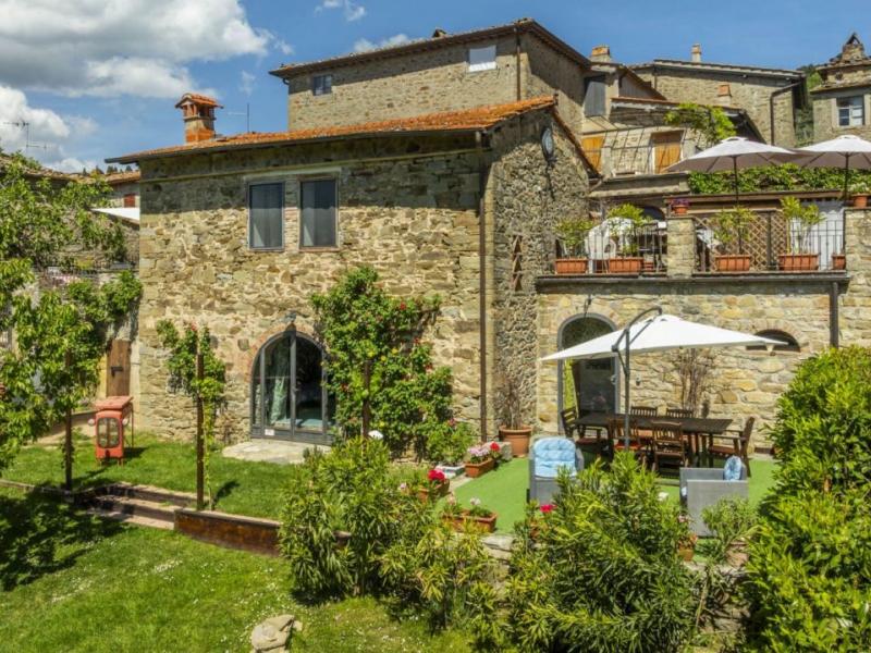 Restored Chianti Country House with Guest Cottage and Pool for Sale in Greve in Chianti , Tuscany 
