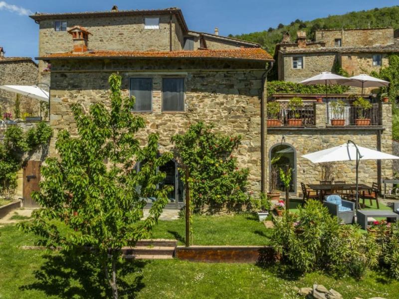 Restored Chianti Country House with Guest Cottage and Pool for Sale in Greve in Chianti , Tuscany 