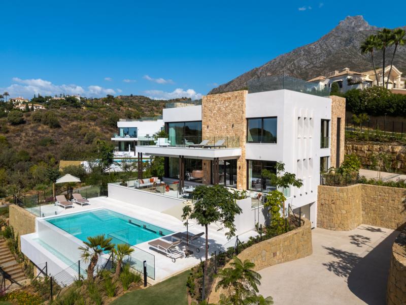 Ultra-Luxury Contemporary Villa for Sale in Marbella Hill Club , Marbella 
