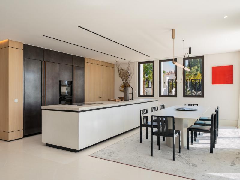 Ultra-Luxury Contemporary Villa for Sale in Marbella Hill Club , Marbella 