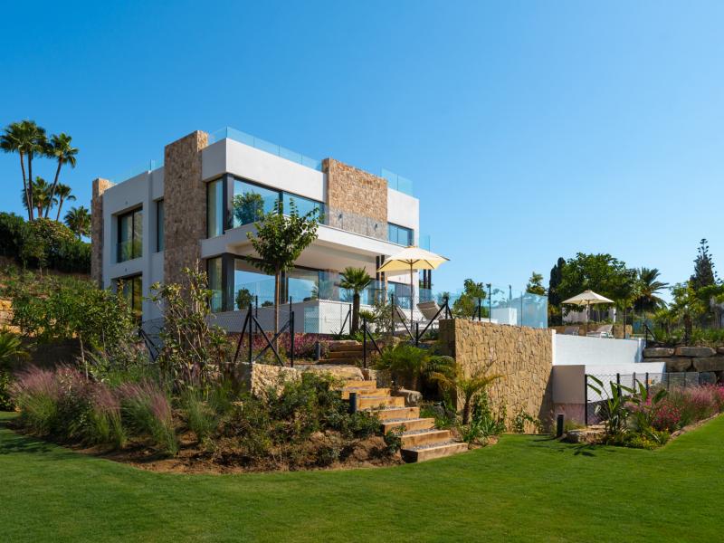 Ultra-Luxury Contemporary Villa for Sale in Marbella Hill Club , Marbella 