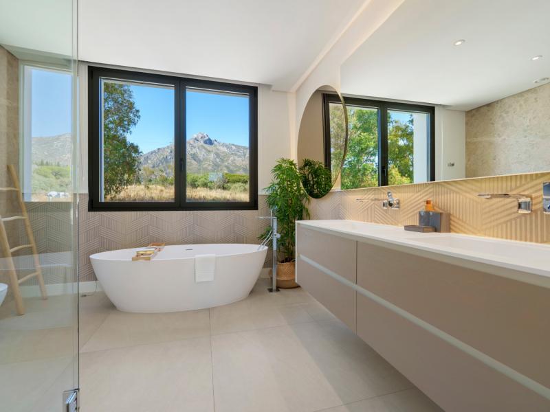 Luxury Villa for Sale in Altos de Puente Romano, Marbella Golden Mile , Marbella 