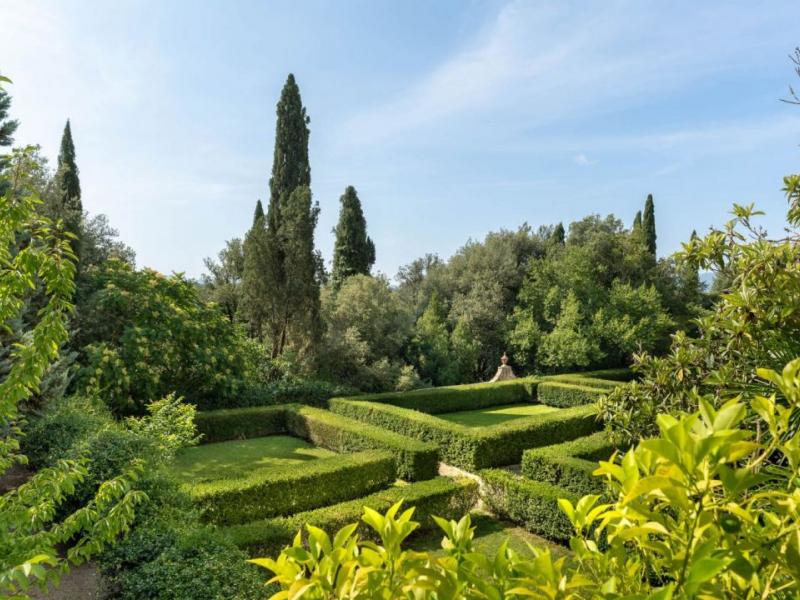 Historic Hamlet with Villa, Agriturismo, Vineyard and Church for Sale Near Arezzo, Tuscany , Tuscany 
