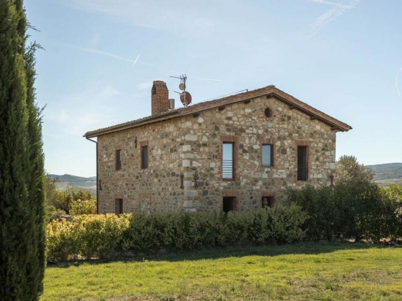 Restored Country House with Infinity Pool for Sale in Castiglion d’Orcia, Tuscany , Tuscany 
