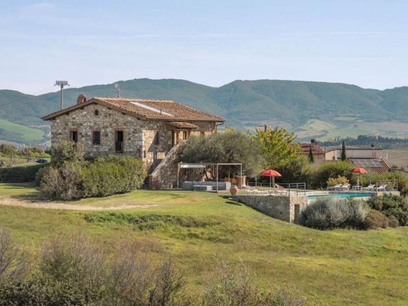 Restored Country House with Infinity Pool for Sale in Castiglion d’Orcia, Tuscany , Tuscany 
