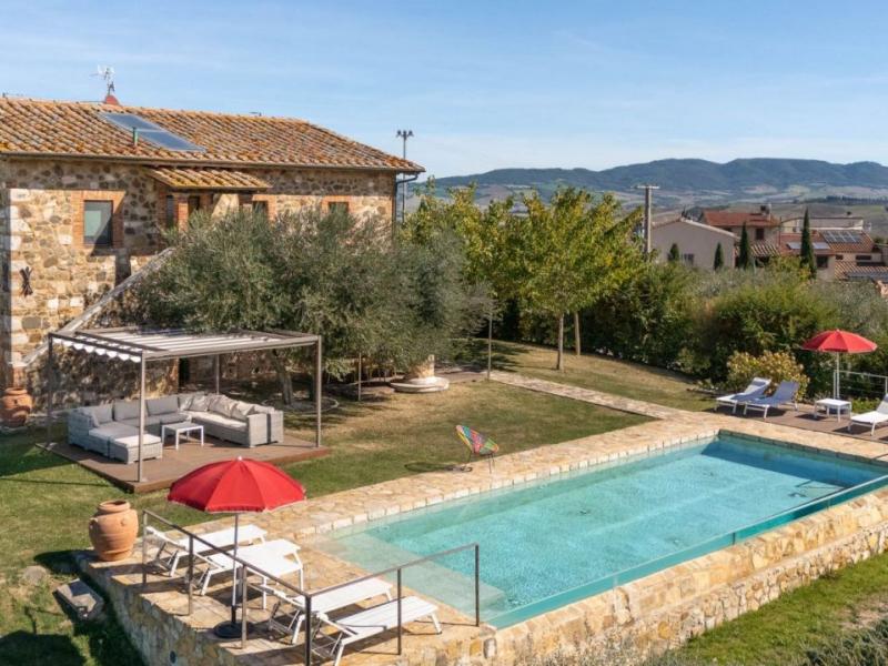 Restored Country House with Infinity Pool for Sale in Castiglion d’Orcia, Tuscany , Tuscany 