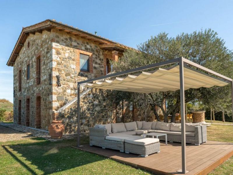 Restored Country House with Infinity Pool for Sale in Castiglion d’Orcia, Tuscany , Tuscany 