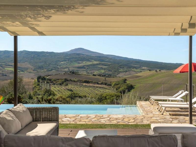 Restored Country House with Infinity Pool for Sale in Castiglion d’Orcia, Tuscany , Tuscany 