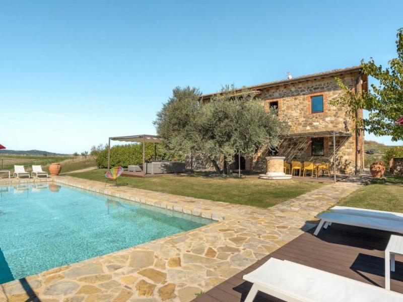 Restored Country House with Infinity Pool for Sale in Castiglion d’Orcia, Tuscany , Tuscany 