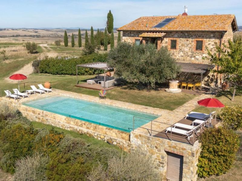 Restored Country House with Infinity Pool for Sale in Castiglion d’Orcia, Tuscany , Tuscany 