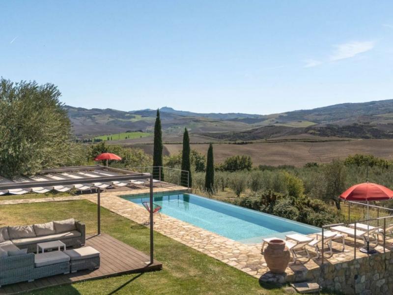 Restored Country House with Infinity Pool for Sale in Castiglion d’Orcia, Tuscany , Tuscany 
