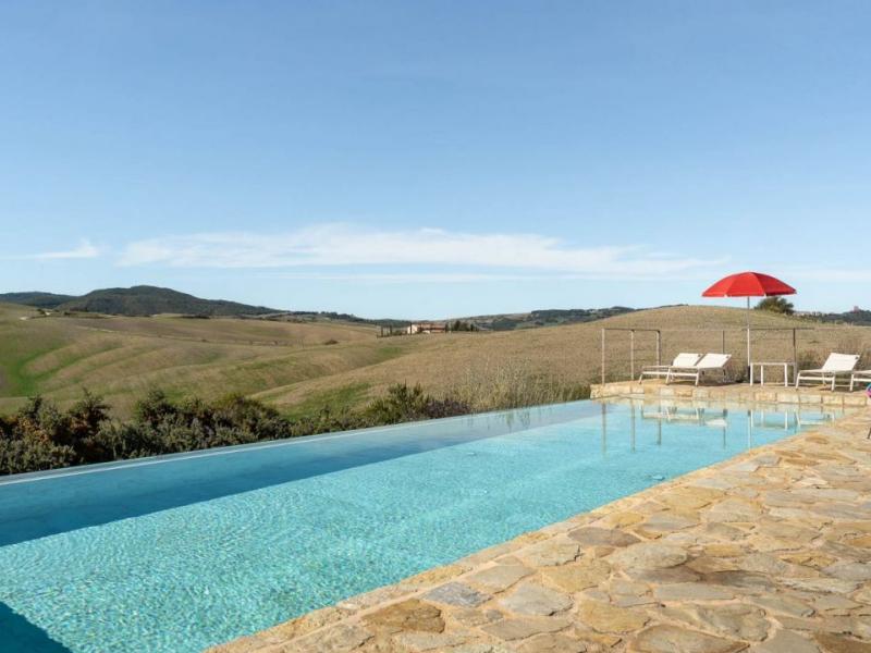 Restored Country House with Infinity Pool for Sale in Castiglion d’Orcia, Tuscany , Tuscany 
