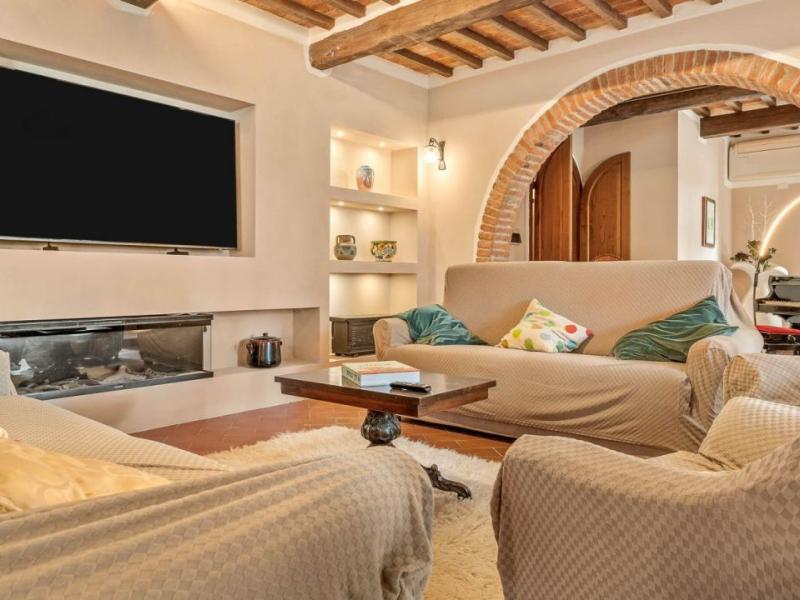 Classic DOCG Winery Estate with 1700s Country Houses – Montepulciano , Tuscany 