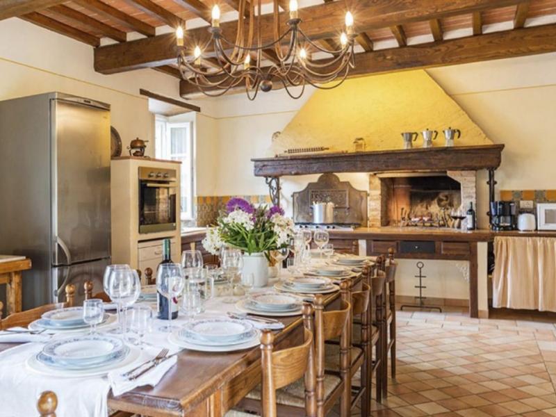 1800s Tuscan Country Villa with Pool for Sale in Cortona , Tuscany 