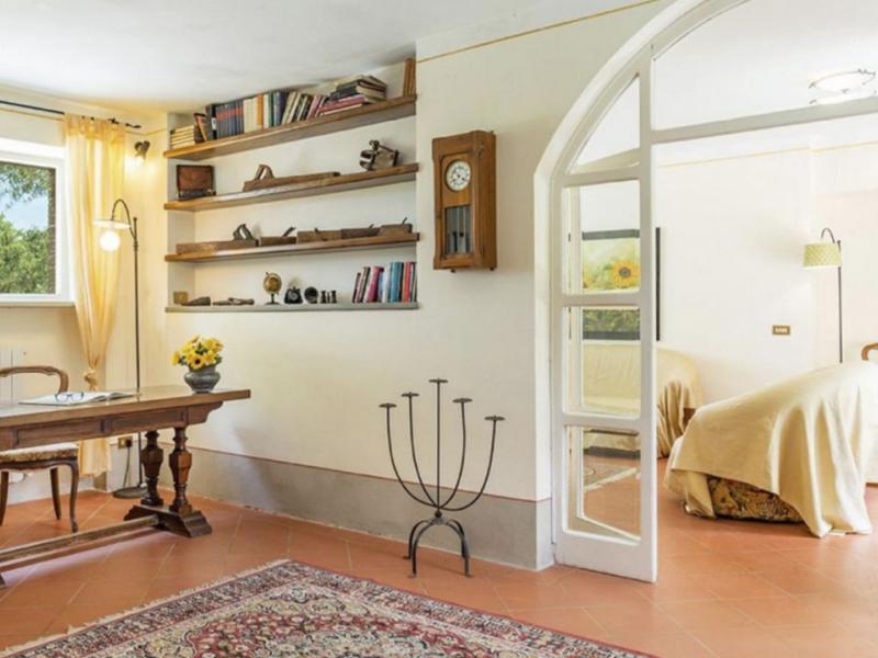 1800s Tuscan Country Villa with Pool for Sale in Cortona , Tuscany 