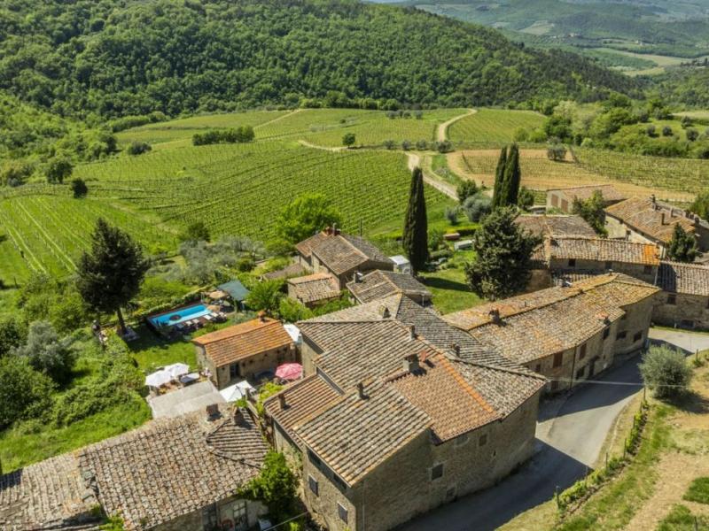 Restored Chianti Country House with Guest Cottage and Pool for Sale in Greve in Chianti , Tuscany 