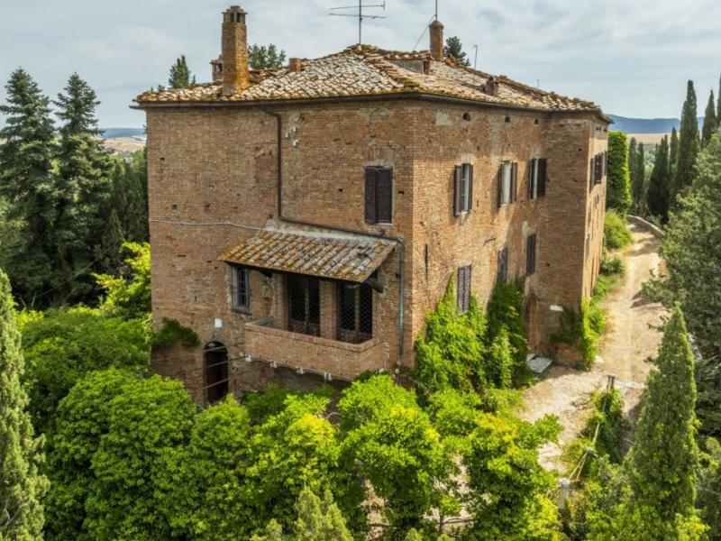 Historic Castle Estate for Sale in Montalcino with 180 Hectares & Luxury Development Potential , Tuscany 