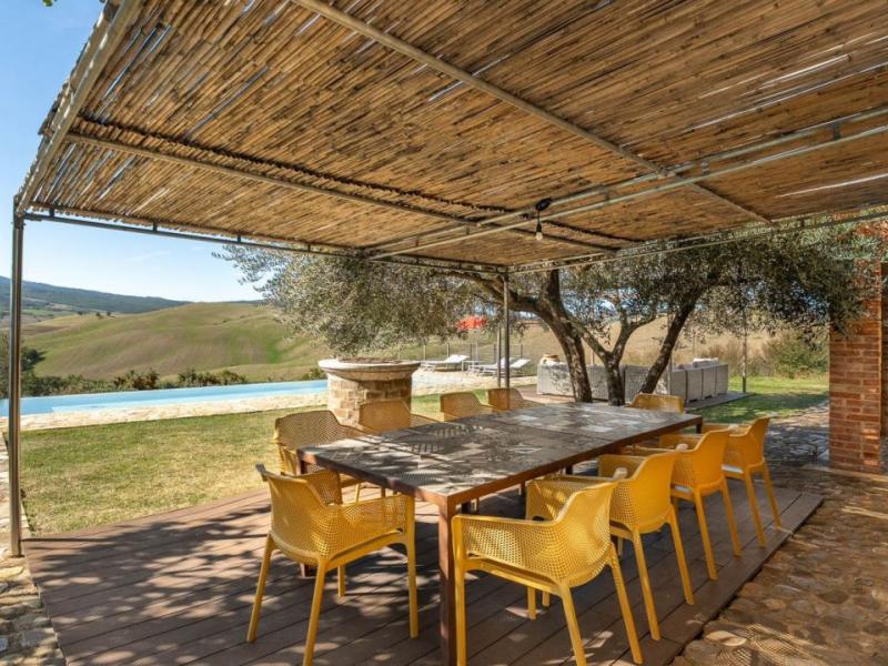 Restored Country House with Infinity Pool for Sale in Castiglion d’Orcia, Tuscany , Tuscany 