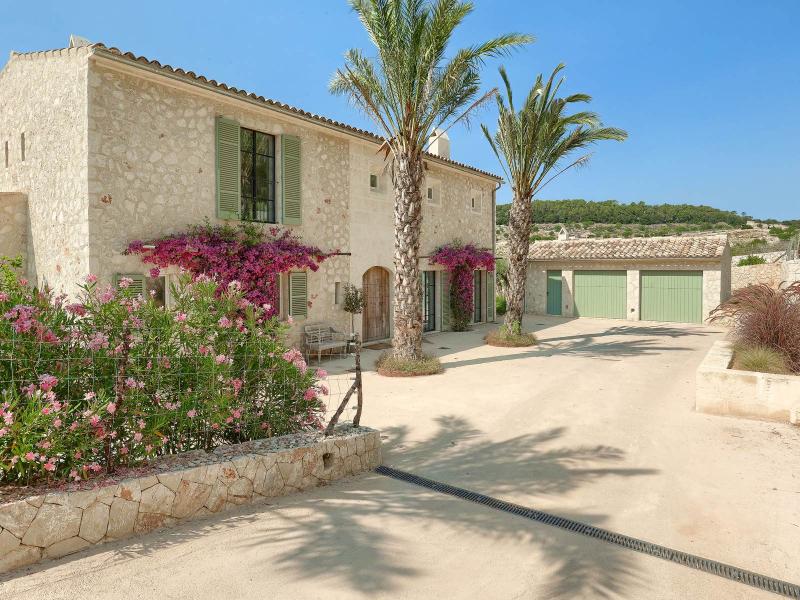 New-Build Finca with Vineyard & Guest House , Central 