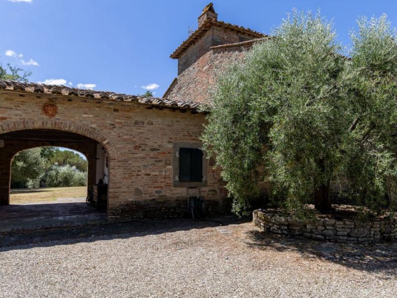 Historic Country Villa with Turret and Pool for Sale in Cortona, Tuscany , Tuscany 