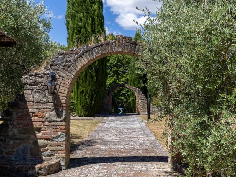 Historic Country Villa with Turret and Pool for Sale in Cortona, Tuscany , Tuscany 