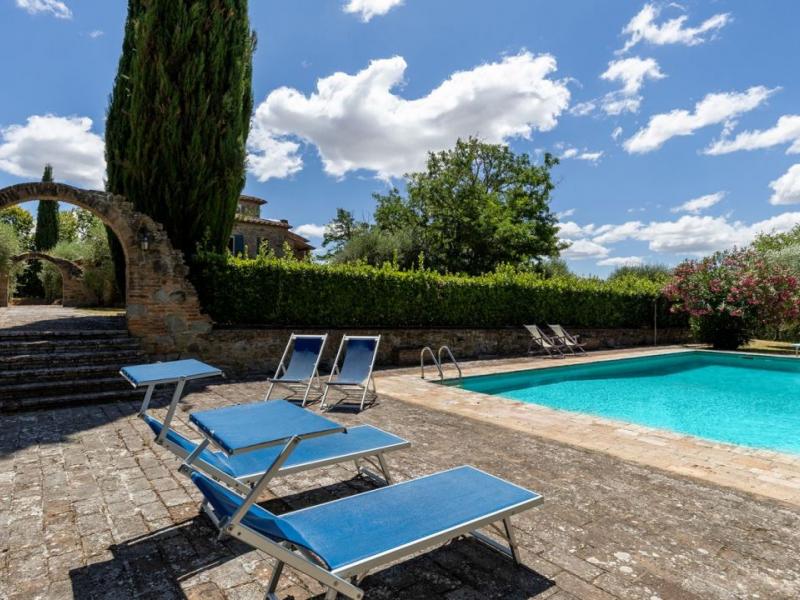 Historic Country Villa with Turret and Pool for Sale in Cortona, Tuscany , Tuscany 