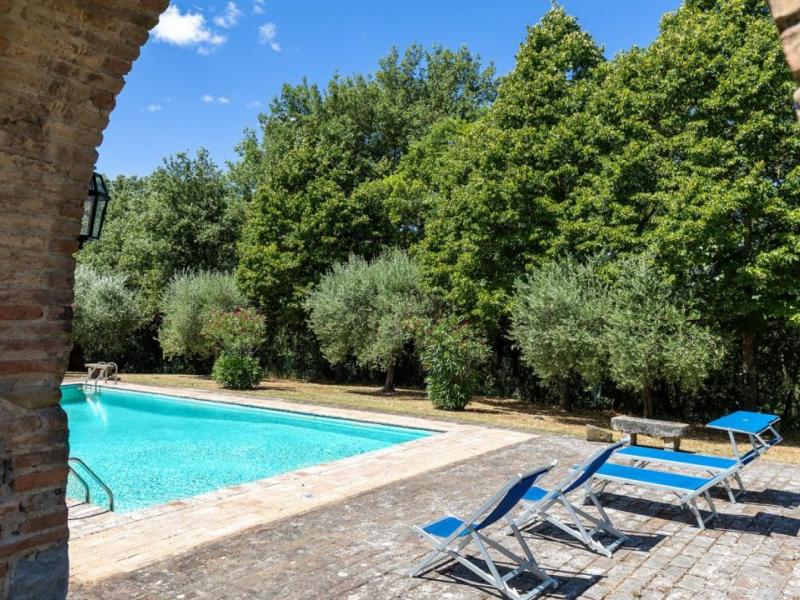 Historic Country Villa with Turret and Pool for Sale in Cortona, Tuscany , Tuscany 