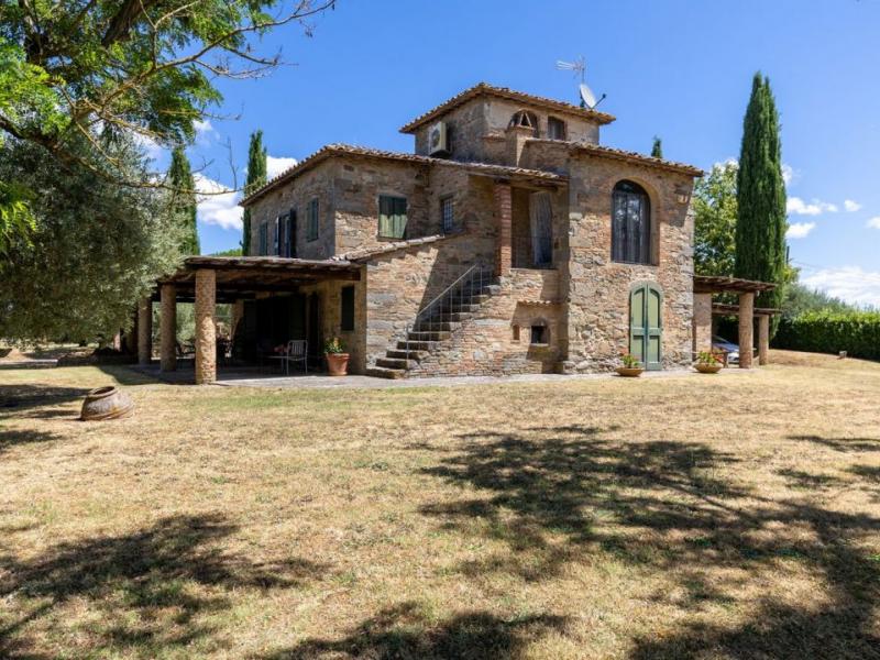 Historic Country Villa with Turret and Pool for Sale in Cortona, Tuscany , Tuscany 