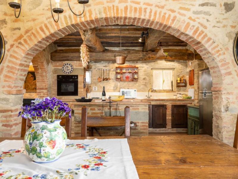 Historic Country Villa with Turret and Pool for Sale in Cortona, Tuscany , Tuscany 