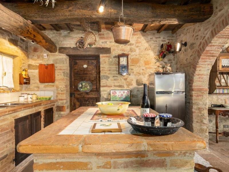 Historic Country Villa with Turret and Pool for Sale in Cortona, Tuscany , Tuscany 