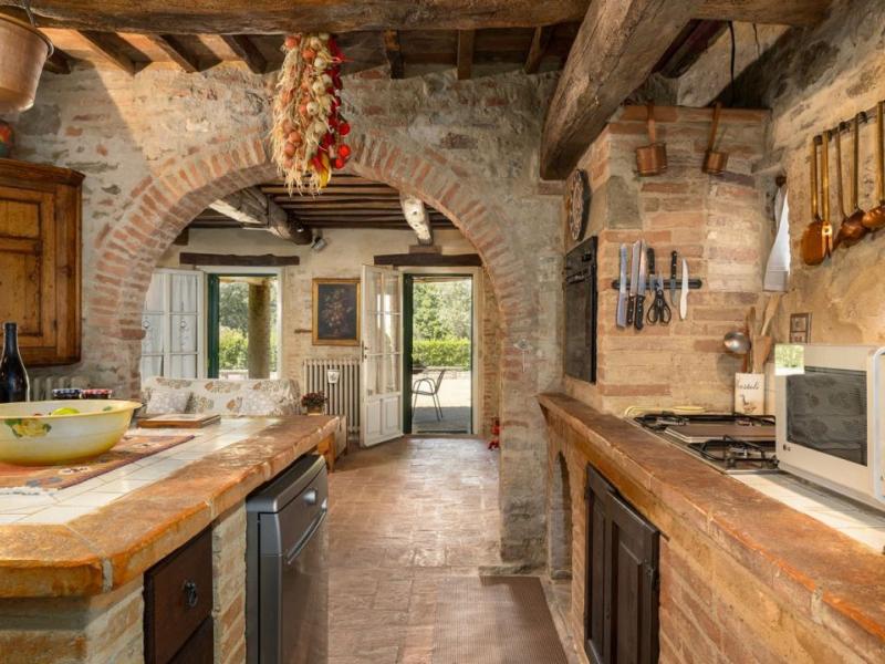 Historic Country Villa with Turret and Pool for Sale in Cortona, Tuscany , Tuscany 
