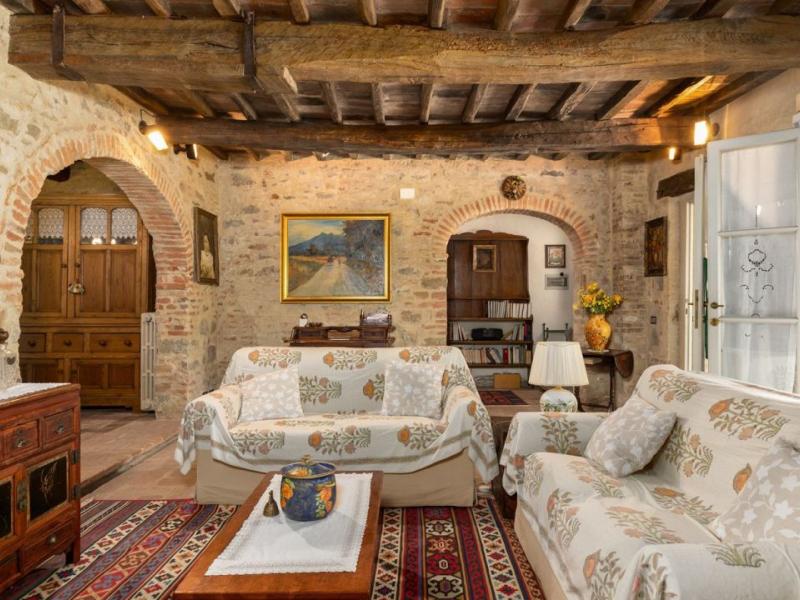 Historic Country Villa with Turret and Pool for Sale in Cortona, Tuscany , Tuscany 