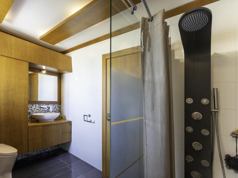 Algarve Villa for Sale in Galé – Coastal Living Near Albufeira | Luxurious bathroom in a real estate listing