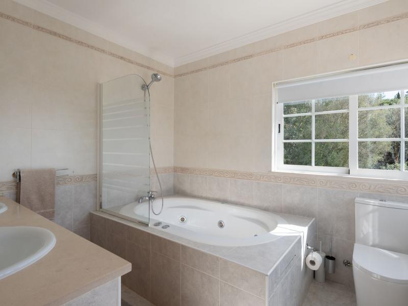 Impressively Spacious Luxury 3 Bedroom Villa in Loulé with Sea Views , Loule 