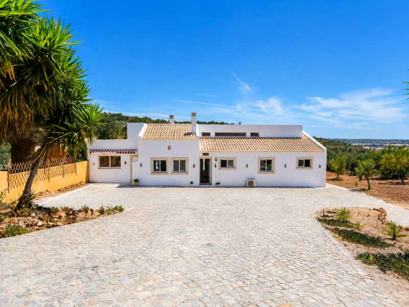 Single Story 4 Bedroom Villa with Large Plot near Paderne , Portugal