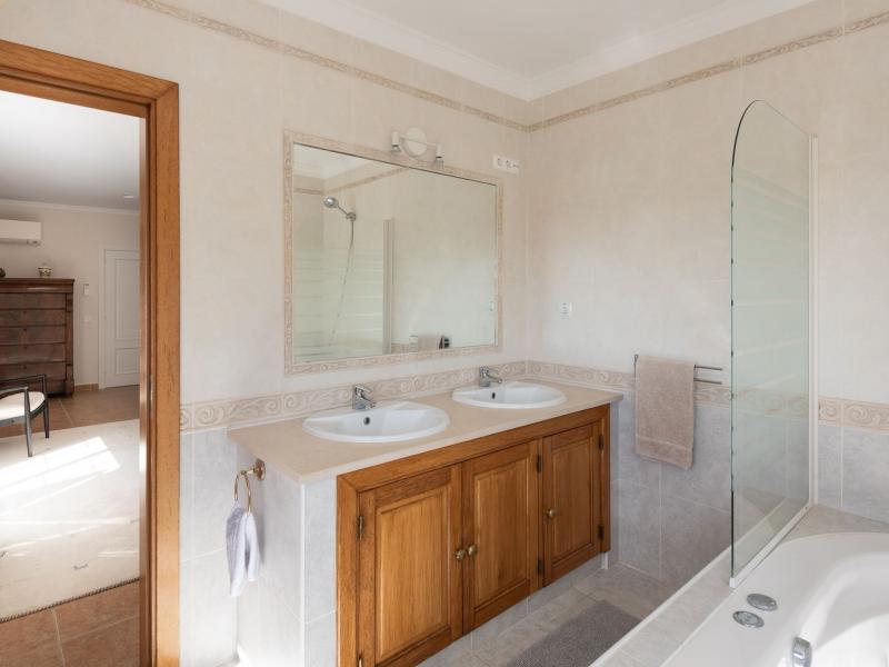 Impressively Spacious Luxury 3 Bedroom Villa in Loulé with Sea Views , Loule 