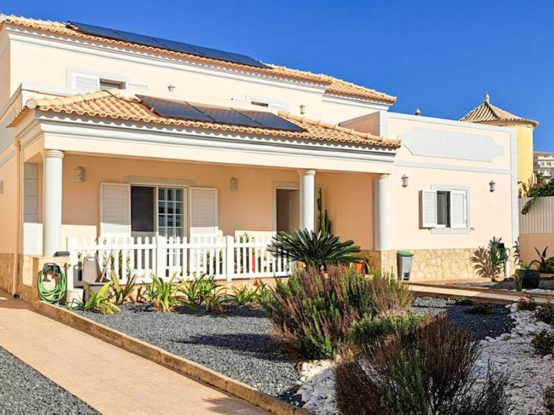 Sophisticated 4 bedroom villa for sale in Loule , Algarve , Loule 