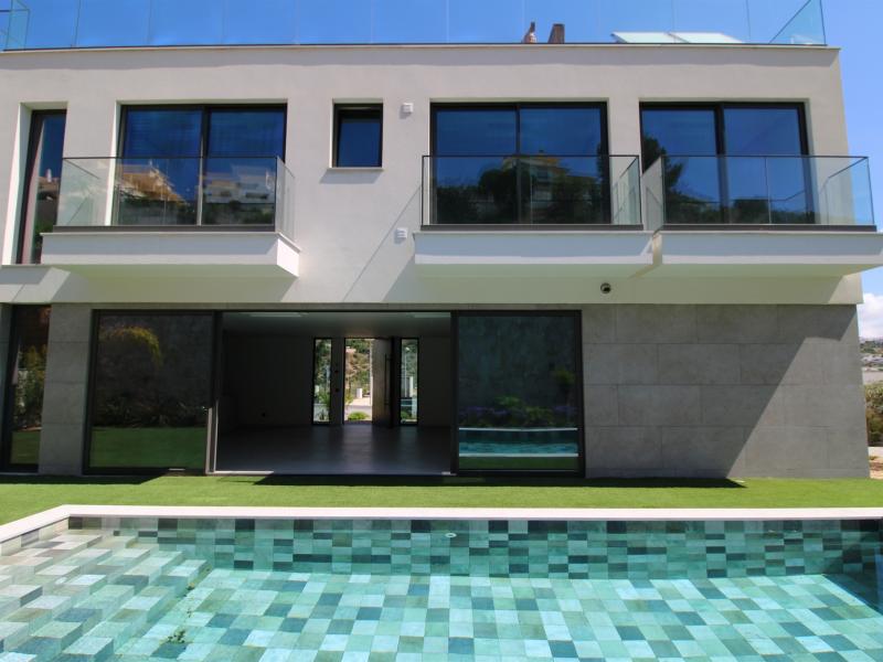 Newly Built 4-Bedroom Villa with Roof Terrace and Marina Views , Albufeira , Algarve 