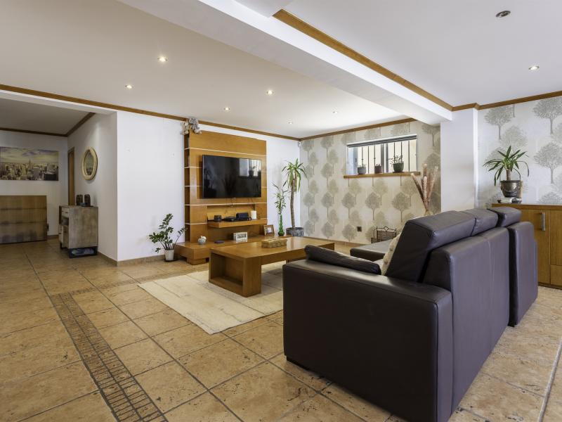 Algarve Villa for Sale in Galé – Coastal Living Near Albufeira , Albufeira 