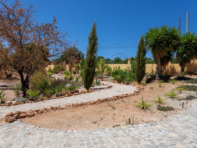Single Story 4 Bedroom Villa with Large Plot near Paderne , Silves 