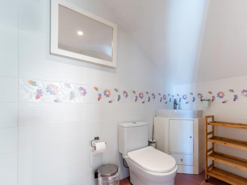 Algarve Villa for Sale in Galé – Coastal Living Near Albufeira | Luxurious bedroom in a real estate listing