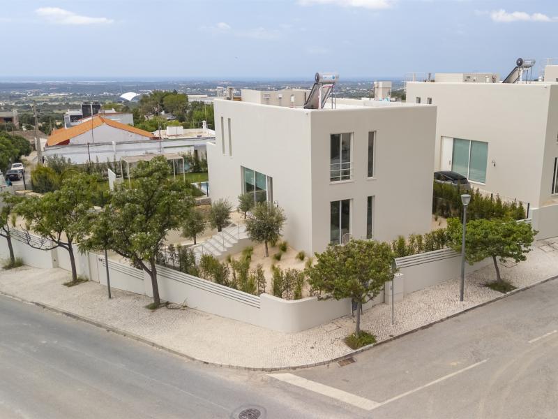 Newly Built Contemporary 3 Bedroom Villa with Sea Views for Sale , Santa Barbara De Nexe 