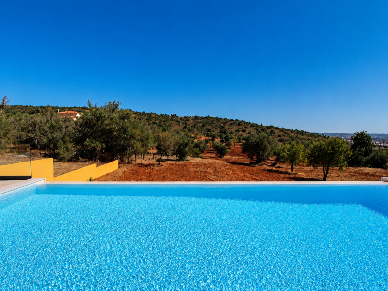 Single Story 4 Bedroom Villa with Large Plot near Paderne , Portugal