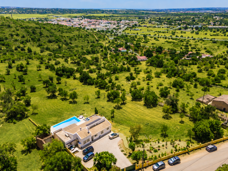 Single Story 4 Bedroom Villa with Large Plot near Paderne , Portugal