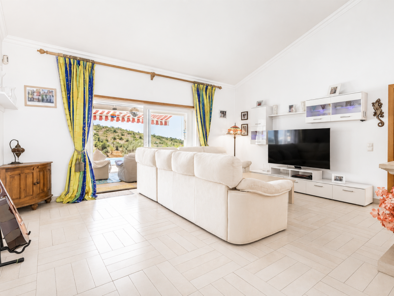Single Story 4 Bedroom Villa with Large Plot near Paderne , Portugal