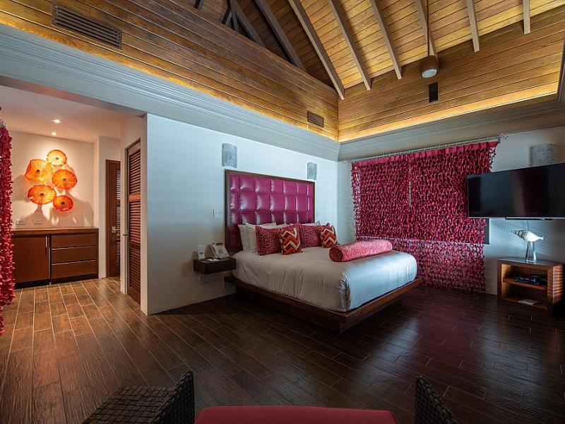 Villa Nevaeh, Beachfront , Long Bay 